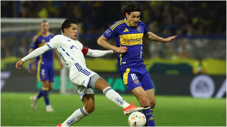 Boca Juniors' Edinson Cavani vies for the ball with Cruzeiro's Lucas Romero