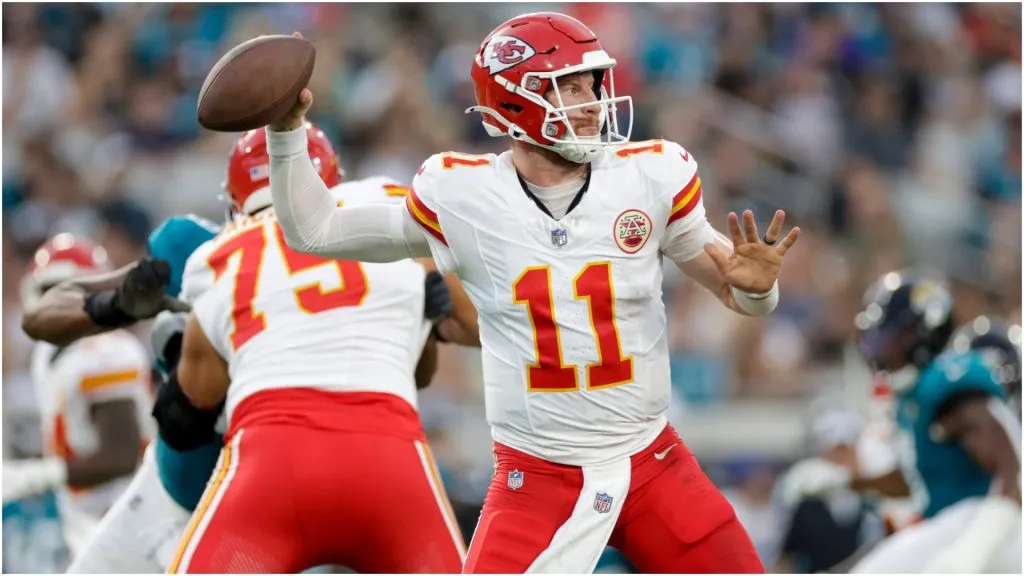 Carson Wentz throwing a ball