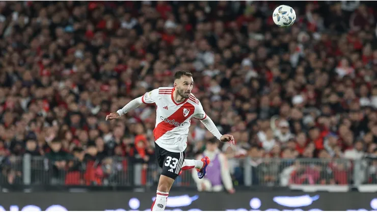 Germán Pezzella heading ball with River Plate