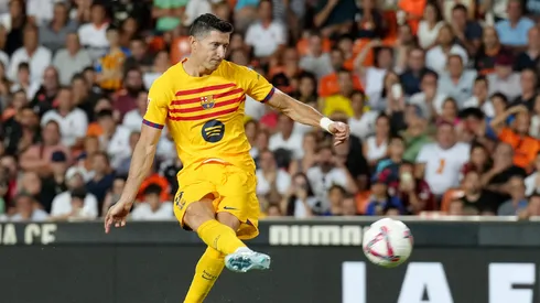 Robert Lewandowski of FC Barcelona scores his team's second goal from a penalty kick during the La Liga match between Valencia CF and FC Barcelona at Estadio Mestalla on August 17, 2024 in Valencia, Spain.