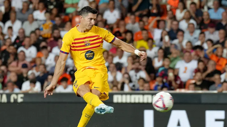 Robert Lewandowski of FC Barcelona scores his team's second goal from a penalty kick during the La Liga match between Valencia CF and FC Barcelona at Estadio Mestalla on August 17, 2024 in Valencia, Spain.