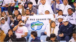 Comunicaciones fans with flag