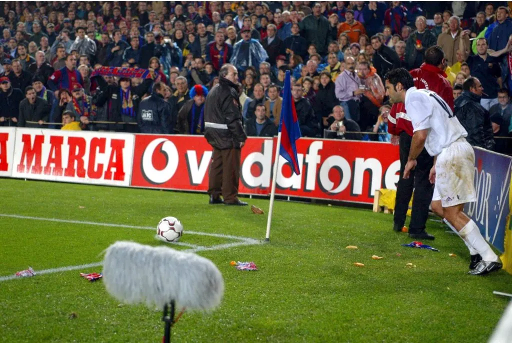 Luis Figo of Real Madrid is bombarded by missiles as he attempts to take a corner during the La Liga match between FC Barcelona and Real Madrid played at the Camp Nou. Firo Foto/Getty Images