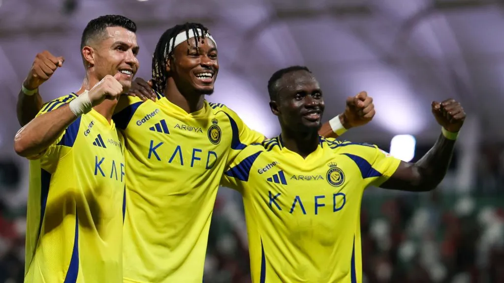 Cristiano Ronaldo and Mohamed Simakan and Sadio Mane of Al Nassr celebrates winning after the Saudi Pro League match between Al Ettifaq and Al Nassr at Al Ettifaq Stadium on September 20, 2024 in Ad Dammam, Saudi Arabia. 