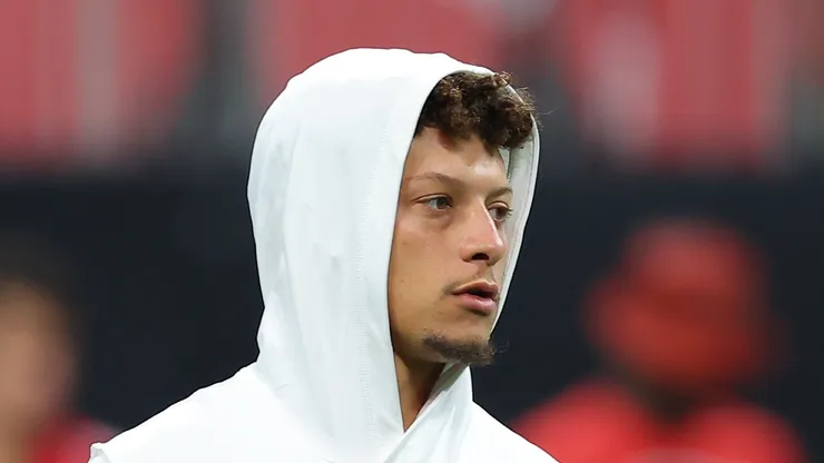 Patrick Mahomes #15 of the Kansas City Chiefs warms up prior to the game against the Atlanta Falcons at Mercedes-Benz Stadium on September 22, 2024 in Atlanta, Georgia.