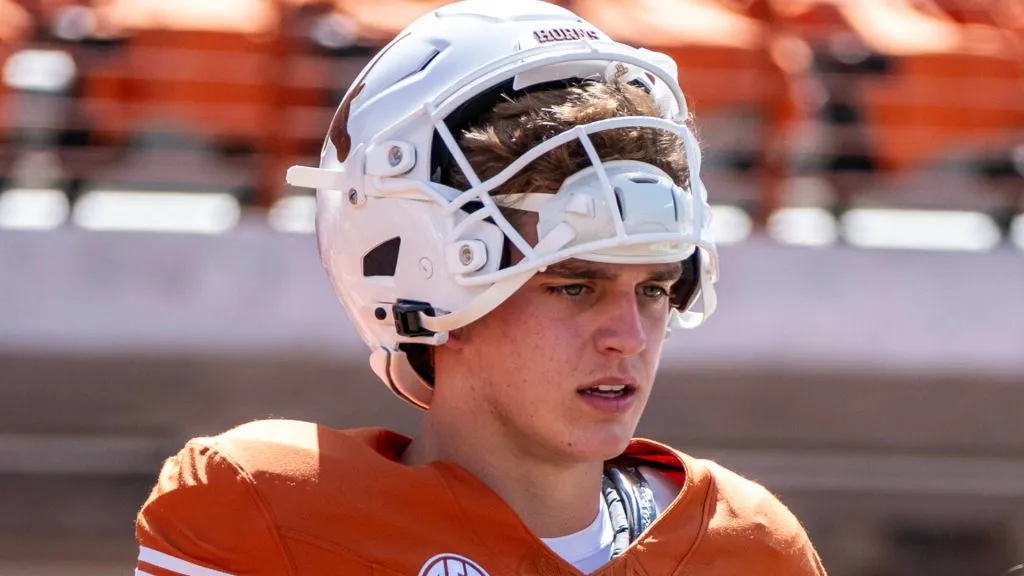 Arch Manning 16 of the Texas Longhorns during pre game warmups vs the Mississippi State Bulldogs at DKR-Memorial Stadium. Austin USA