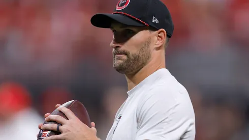 Kirk Cousins #18 of the Atlanta Falcons warms up prior to the game against the Kansas City Chiefs at Mercedes-Benz Stadium on September 22, 2024 in Atlanta, Georgia.