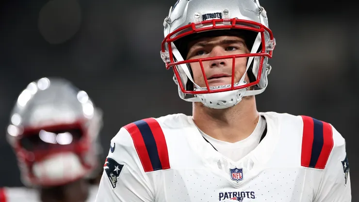 Drake Maye #10 of the New England Patriots warms up prior to the game against the New York Jets at MetLife Stadium on September 19, 2024 in East Rutherford, New Jersey.