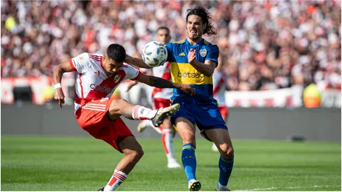 Edinson Cavani of Boca Juniors battle for the ball against Paulo Diaz of River Plate