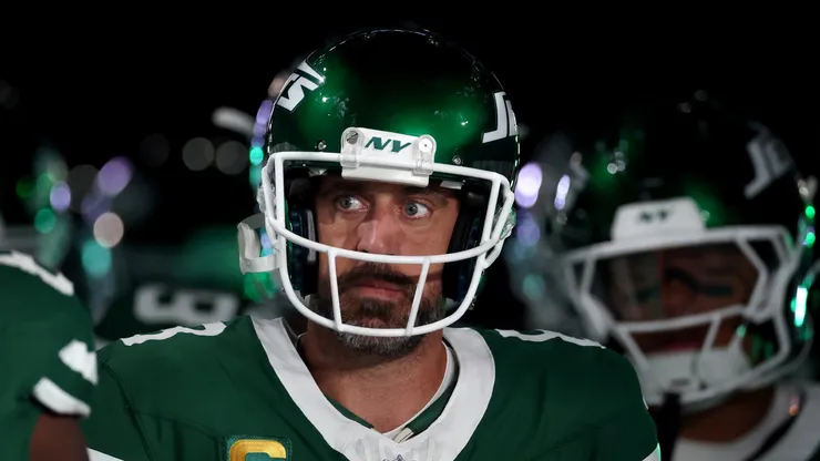 Aaron Rodgers #8 of the New York Jets warms up prior to the game against the New England Patriots at MetLife Stadium on September 19, 2024 in East Rutherford, New Jersey.