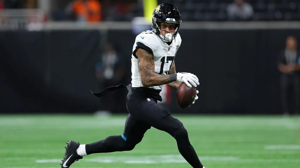 Evan Engram #17 of the Jacksonville Jaguars pulls in this reception against the Atlanta Falcons during the first quarter at Mercedes-Benz Stadium on August 23, 2024 in Atlanta, Georgia. (Photo by Kevin C. Cox/Getty Images)