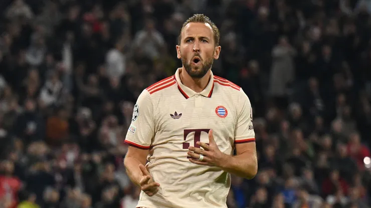 Harry Kane of Bayern Munich celebrates scoring his team's sixth goal and his hat-trick during the UEFA Champions League 2024/25