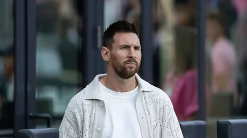 Lionel Messi enters stadium.