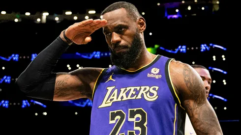 eBron James 23 of the Los Angeles Lakers greets fans introduced for their NBA, Basketball Herren, USA game against the Philadelphia 76ers.