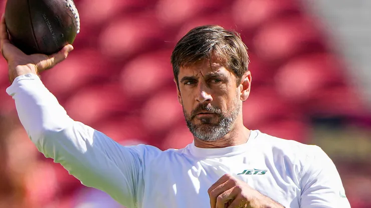 Aaron Rodgers warms up before taking on the San Francisco 49ers at Levi's Stadium on September 09, 2024 in Santa Clara, California.