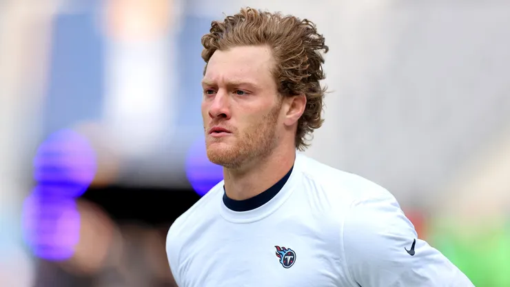 Will Levis #8 of the Tennessee Titans warms up before the game against the Chicago Bears at Soldier Field on September 08, 2024 in Chicago, Illinois.