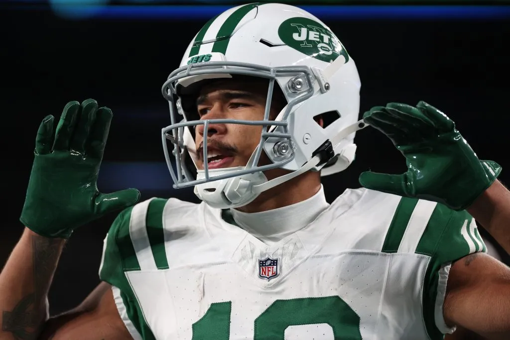EAST RUTHERFORD, NEW JERSEY – OCTOBER 14: Allen Lazard #10 of the New York Jets warms up prior to the game against the Buffalo Bills at MetLife Stadium on October 14, 2024 in East Rutherford, New Jersey. (Photo by Elsa/Getty Images)