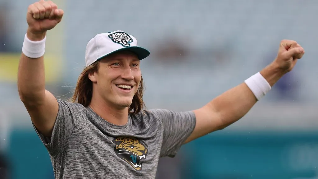 Trevor Lawrence #16 of the Jacksonville Jaguars warms up prior to a game against the Indianapolis Colts at EverBank Stadium on October 06, 2024. (Source: Mike Carlson/Getty Images)