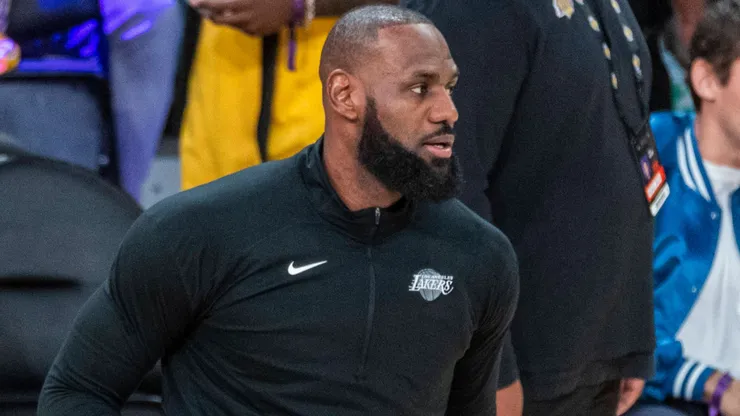 Los Angeles, California, USA: Los Angeles Lakers LeBron James 23 and Bronny James 9 warm up prior to an NBA, Basketball Herren, USA basketball game against the Minnesota Timberwolves at Crypto.com Arena on Tuesday, Oct. 22, 2024 in Los Angeles.