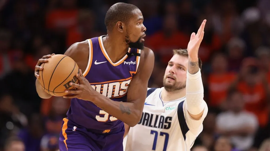 Kevin Durant looking for a pass