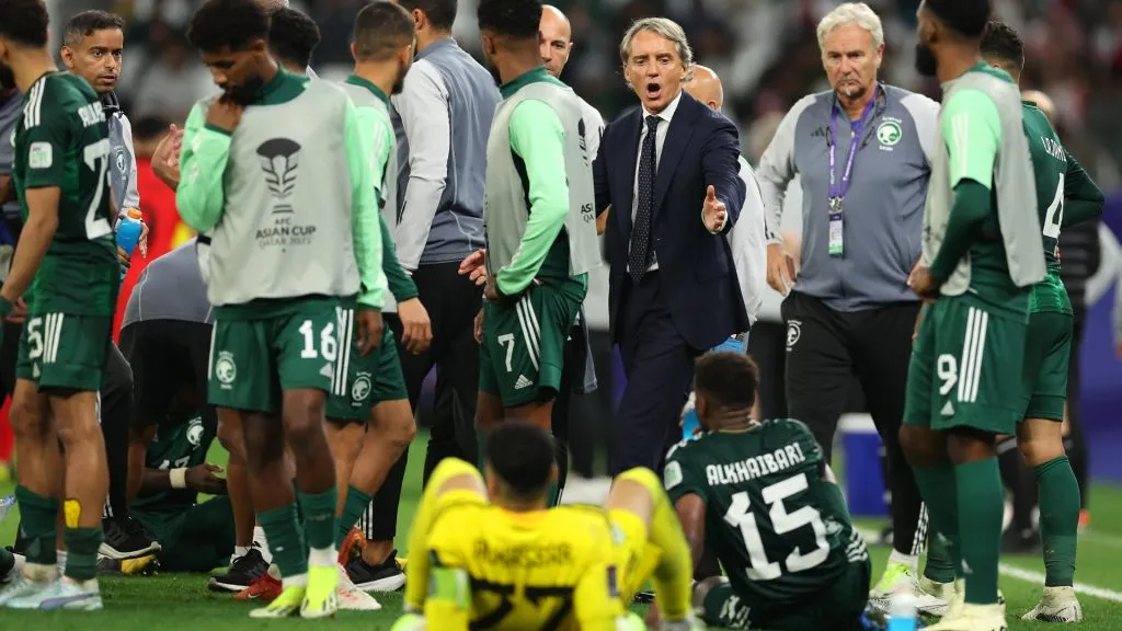 Roberto Mancini, Head Coach of Saudi Arabia talks to his players before extra time during the AFC Asian Cup Round of 16 match between Saudi Arabia and South Korea at Education City Stadium on January 30, 2024 in Al Rayyan, Qatar. (Photo by Robert Cianflone/Getty Images)