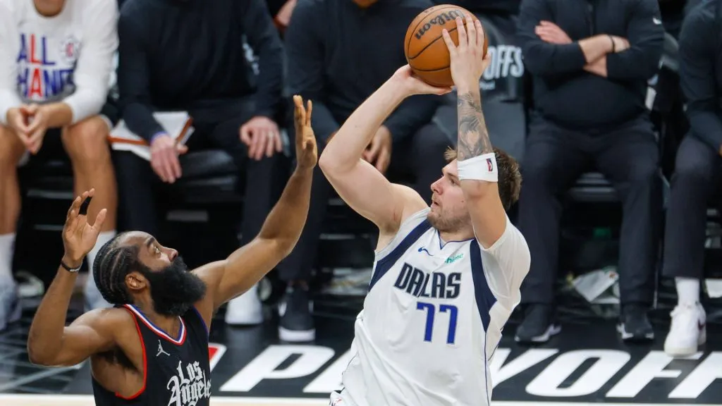 Dallas Mavericks Luka Doncic (R) shoots the ball during the NBA, Basketball Herren, USA first-round playoff match between Los Angeles Clippers and Dallas Mavericks in Los Angeles, the United States, April 23, 2024. IMAGO / Xinhua