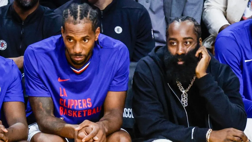Harden and Leonard watching a game