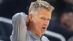 Golden State Warriors head coach Steve Kerr talks with Golden State Warriors guard Stephen Curry (30) courtside during a break in the first half of an NBA, Basketball Herren, USA basketball game between the Golden State Warriors and Los Angeles Clippers, Saturday, December 2, 2023, at Crypto.com Arena in Los Angeles, California.