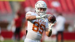 Gunnar Helm 85 Longhorn tight end looks in a ball. Arkansas defeated Texas 40-21 in Fayetteville, AR, CSM Fayetteville USA