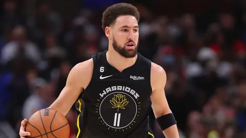 Klay Thompson #11 of the Golden State Warriors dribbles against the Chicago Bulls