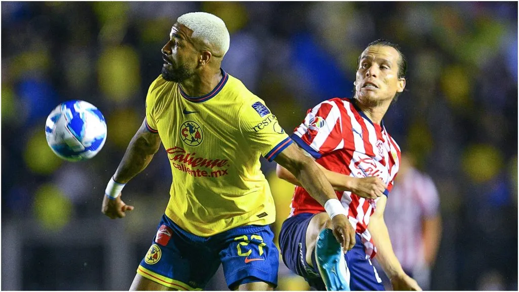 Rodrigo Aguirre (L) of America fights for the ball with Fernando Gonzalez (R) or Guadalajara – IMAGO / Agencia-MexSport