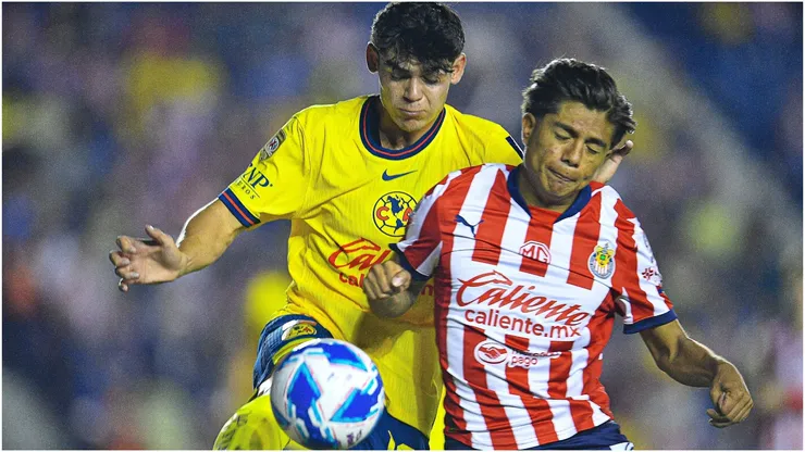 Dagoberto Espinoza (L) of America fights for the ball with Jonathan Padilla (R) of Guadalajara