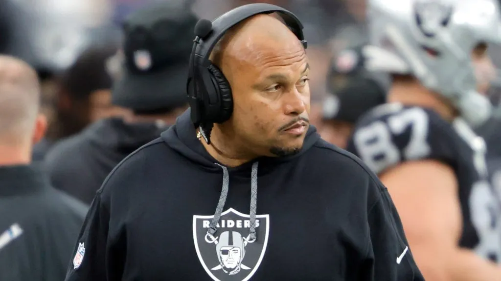 Antonio Pierce looking