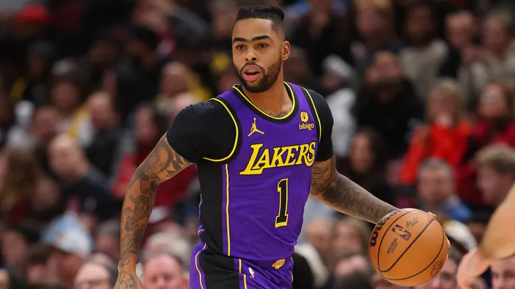 D'Angelo Russell #1 of the Los Angeles Lakers dribbles up the court against the Chicago Bulls