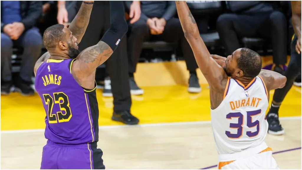 Los Angeles Lakers LeBron James (L) shoots against Phoenix Suns Kevin Durant (R) – IMAGO / ZUMA Press Wire