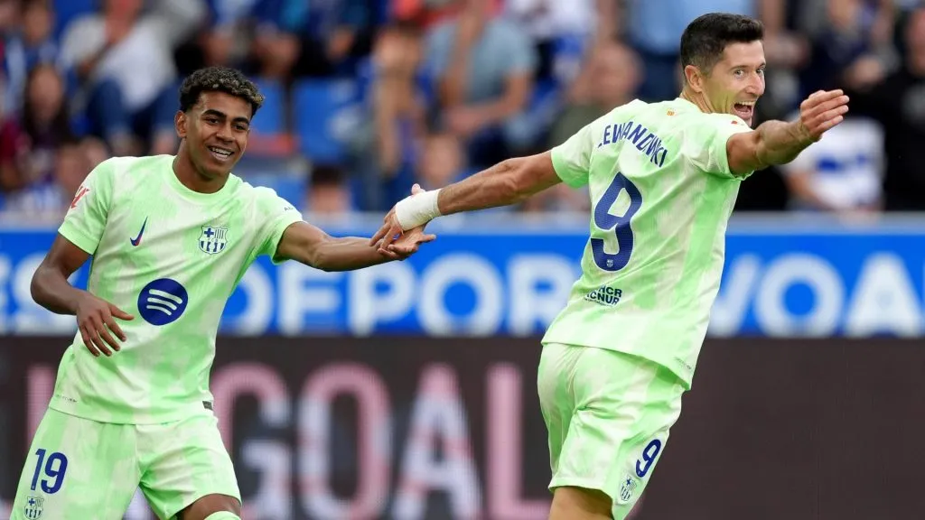 Robert Lewandowski of FC Barcelona celebrates scoring his team's second goal with team mate Lamine Yamal during the LaLiga match between Deportivo Alaves and FC Barcelona at Estadio de Mendizorroza on October 06, 2024 in Vitoria-Gasteiz, Spain. 