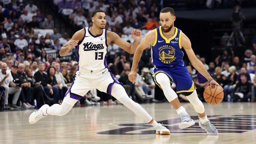 Stephen Curry #30 of the Golden State Warriors is guarded by Keegan Murray #13 of the Sacramento Kings in the first quarter during the Play-In Tournament. (Photo by Ezra Shaw/Getty Images)