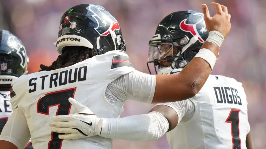 Stroud and Diggs congratulating each other