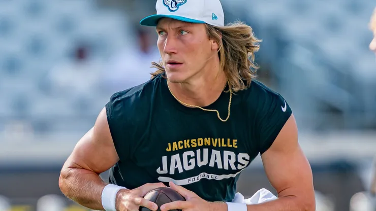 Jacksonville Jaguars quarterback Trevor Lawrence (16) rolls out to pass before a preseason NFL, American Football Herren, USA game between the Tampa Bay Buccaneers and the Jacksonville Jaguars on August, 17 2024 at EverBank Stadium in Jacksonville, FL.