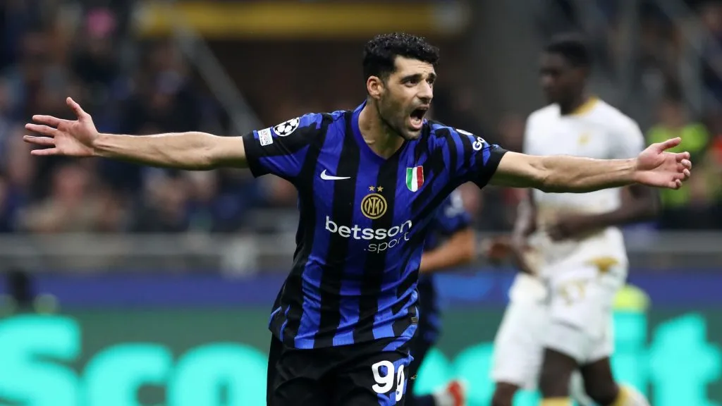 Mehdi Taremi celebrates