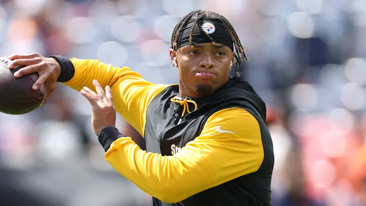 Quarterback Justin Fields of the Pittsburgh Steelers
