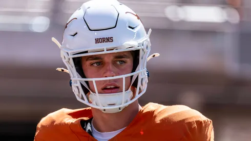 Arch Manning 16 of the Texas Longhorns during pre game warmups vs the Mississippi State Bulldogs at DKR-Memorial Stadium. Austin USA.
