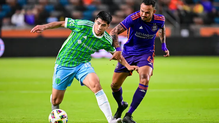 Obed Vargas #18 of Seattle Sounders breaks away from Artur #6 of Houston Dynamo in the first half at Shell Energy Stadium on June 19, 2024 in Houston, Texas. (Photo by Logan Riely/Getty Images)
