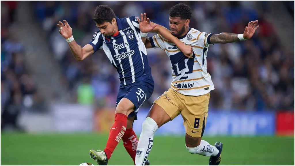 John Stefan Medina (L) of Monterrey fights for the ball with Jose Caicedo (R) of Pumas – IMAGO / Agencia-MexSport