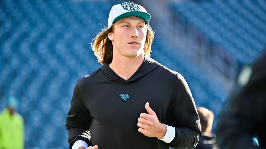 Jacksonville Jaguars quarterback Trevor Lawrence (16) warms up before a game against the Philadelphia Eagles on November 3, 2024. (Source: IMAGO / Newscom World)