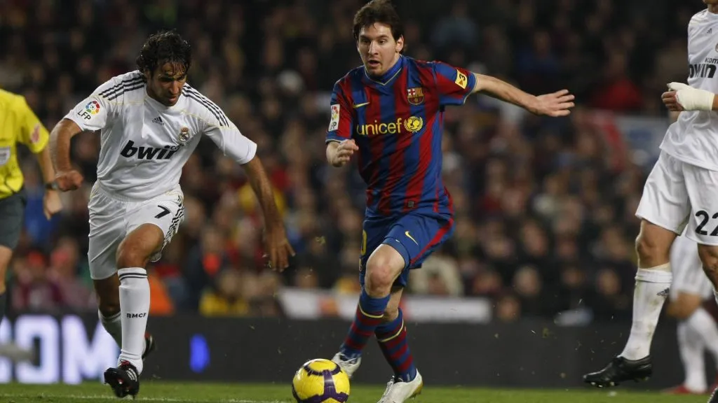 Raul Gonzalez tries to take the ball away from Lionel Messi in a match between Real Madrid and FC Barcelona. (IMAGO / Cordon Press/Miguelez Sports)