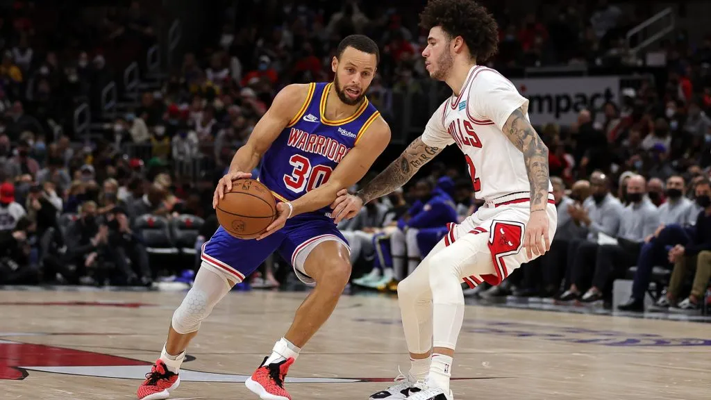 Stephen Curry #30 of the Golden State Warriors is defended by Lonzo Ball #2 of the Chicago Bulls during a game at United Center. (Stacy Revere/Getty Images)