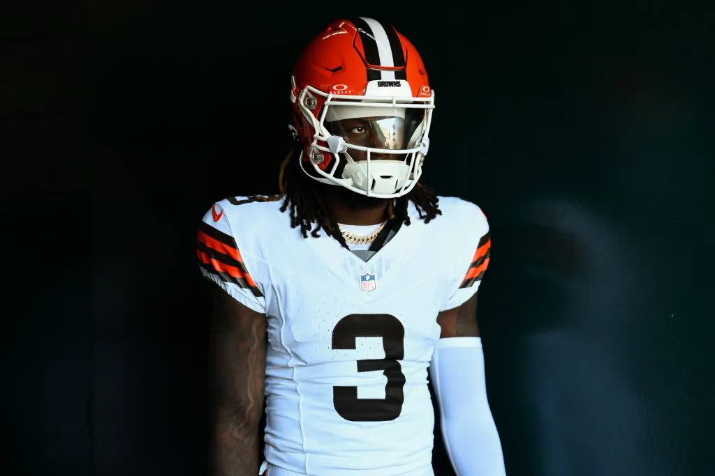 PHILADELPHIA, PA – OCTOBER 13: Cleveland Browns wide receiver Jerry Jeudy 3 enters the field before the game between the Cleveland Browns and Philadelphia Eagles on October 13, 2024 at Lincoln Financial Field in Philadelphia, PA. Photo by Kyle Ross/Icon Sportswire NFL, American Football Herren, USA OCT 13 Browns at Eagles EDITORIAL USE ONLY Icon24101349