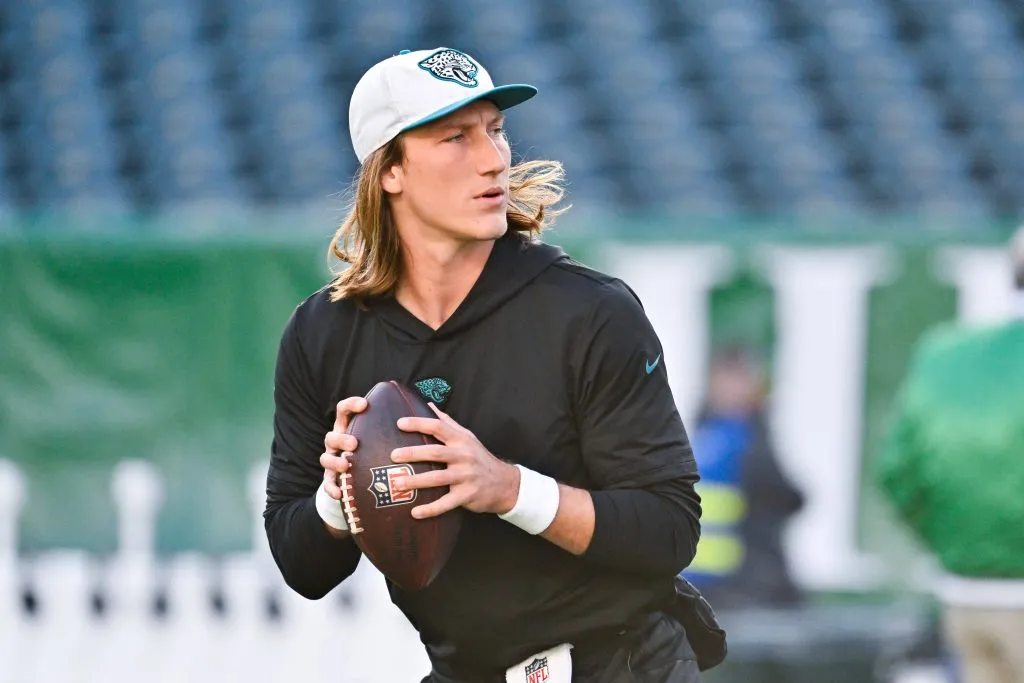 NFL, American Football Herren, USA 2024: Jaguars vs Eagles NOV 03 November 3, 2024: Jacksonville Jaguars quarterback Trevor Lawrence 16 warms up before a game against the Philadelphia Eagles in Philadelphia, Pennsylvania. Eric Canha/CSM Credit Image: Â Eric Canha/Cal Media Philadelphia Pa USA EDITORIAL USE ONLY Copyright: xx ZUMA-20241103_zma_c04_380.jpg EricxCanhax csmphotothree319542