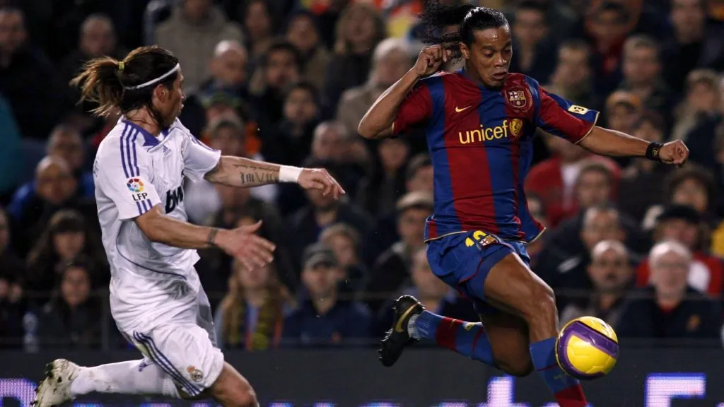 Sergio Ramos tries to take the ball away from Ronaldinho in a match between Real Madrid and FC Barcelona. (IMAGO / Cordon Press/Diario AS)